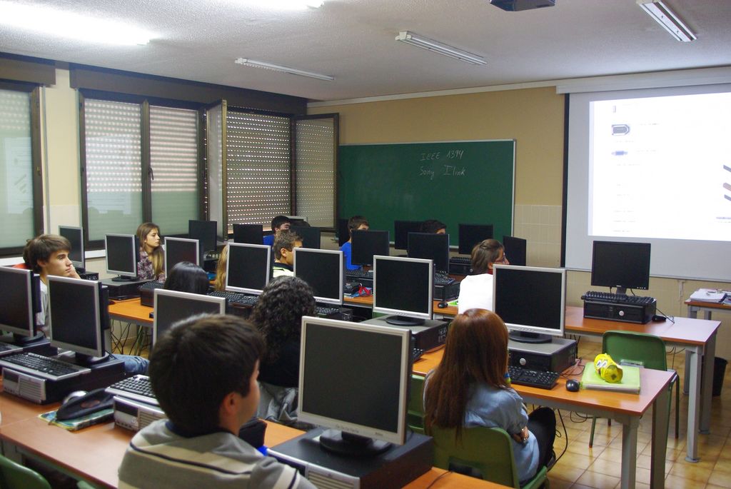 Resultado de imagen de aula con ordenadores