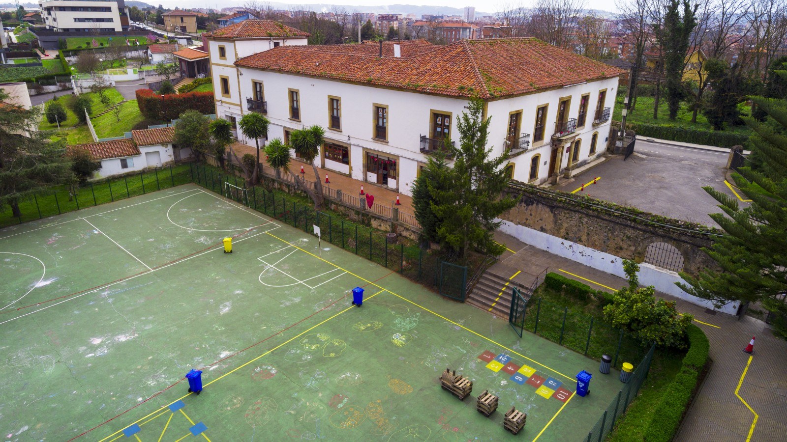 Imagen exterior de la Escuela de Educación Infantil Corazón de María en Gijón